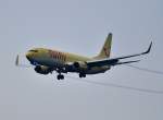 BOEING 737-800 von TUIfly mit der Kennung D-ATUB am 26.9.2013,leider bei sehr  diesigem  Wetter im Landeanflug auf FRA L25.