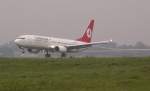 Diese 737 der Turkish Airlines fliegt die 05L des Dsseldorfer Flughafens an. Das Wetter war alles andere als gut, aber bei solchen Bedingungen kann man schn die Vortex-Bildung an den Tragflchen erkennen. Das Foto stammt vom 02.10.2007