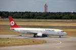 Turkish Airlines mit 737-8F2 TC-JFL ist gerade gelandet und fhrt zum Gate, Flughafen Berlin Tegel, 05.07.08. 