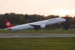 Start eines A321 mit der Kennung TC-JMF der Turkish Airlines am 25.10.08 in Hamburg Fuhlsbttel.