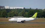 Air Baltic aus Littauen ist gerade mit einer Boeing 737-522 YL-BBN in Berlin-Tegel gelandet, 24.05.09.