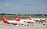 Da standen heute durch Zufall alle drei gngigen Air Berlin Farbdesignvarianten + unterschiedlich Boeing 737 Varianten direkt nebeneinander auf dem Vorfeld in Berlin Tegel, von vorn nach hinten: Air Berlin Boeing 737-75B D-AGEL, Air Berlin Boeing 737-76J D-ABLB und zuletzt Air Berlin Boeing 737-85F D-ABBM, 24.05.09.