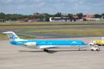 Eine KLM cityhopper Fokker F-100 (PH-OFP) wird gerade aus der Parkposition zur Startvorbeitung gschoben, 31.07.09 Flughafen Berlin-Tegel.