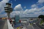 Provisorischer Erweiterungsbau rechts des Tower in Richtung Osten. Da die Kapazitt des sechseckigen Terminal A mit seinen 14 Fluggastbrcken lngst berschritten ist wurde hier ein Provisorium errichtet. Foto: 19.6.2007