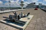 Auf der Besucherterrasse. Sie befindet sich auf dem Dach des Terminal A. Im Vordergrund ein Kunstobjekt. Foto: 19.6.2007