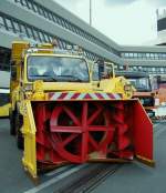 Schneeschleuder mit Ausblaskamin nach links. Anbau an DB Unimog mit Zapfwelle vorn. Das Fahrzeug stand im Rahmen einer kleinen Ausstellung vor dem Hauptgebude des Flughafen Berlin-Tegel  Otto Lilienthal . (Datum unbekannt)