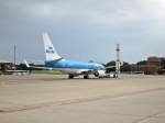 Boeing 737-7K2 (PH BGP) auf dem Flughafen Berlin Tegel. 07.09.2012