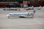 Cimber Air Canadair Regional JET CRJ200LR OY-MAV auf dem Weg zur Parkposition auf dem Flugfhafen Berlin-Tegel, 22.06.08.