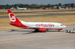 Boeing 737-75B D-AGEN der Air Berlin wird aus der Parposition am Gate geschoben, 22.06.08 Flughafen Berlin-Tegel.