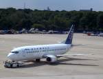 Bildersammlung 2006: Eine Olympic Airlines mit einer Boeing 737-484 SX-BKC wird vom Gate auf die Fahrbahn geschoben am Flughafen Berlin Tegel.