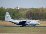 Auch eine amerikanische Lockheed C-130H Hercules ist mal wieder in Berlin Tegel gelandet, es ist die U.S. Air Force 89-1187 AFRC/ANG Niagara die zum militrischen gesperrten Abschnitt des Flughafen Berlin Tegel fhrt, 25.04.09.