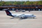 Brussels Airlines mit einem Avro Regional Jet RJ100 OO-DWF auf dem Weg zur Startbahn, 25.04.09 Flughafen Berlin Tegel.