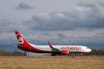 Eine Boeing 737-800 (D ABMK) von Air Berlin beim Start auf dem Flughafen Dresden. 16.02.2014