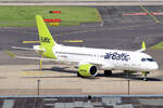 Air Baltic Airbus A220-371 YL-ABU rollt zur Parkposition in Düsseldorf 24.8.2024