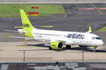 Air Baltic Airbus A220-371 YL-ABV rollt zur Parkposition in Düsseldorf 24.8.2024