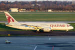 Qatar Boeing 787-8 Dreamliner A7-BDA rollt zum Start in Düsseldorf 30.11.2024