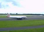 Die Maschine von British Airways fliegt gleich nach London Heathrow. Jetzt ist sie auf dem Weg zur Landebahn.