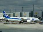 Ein Dreamliner(Boeing 787, JA 80SA)der All Nippon Airways steht nach dem Beladen auf dem Frankfurter Flughafen am 22.04.2012.