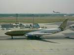 Airbus A 330 der Gulf Air rollt zu seiner Parkposition am Terminal 2