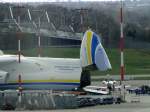  Antonov 225  Hamburg Airport 10.04.2010. Das grte Frachtflugzeug der Welt. Sechs Triebwerke, Flgelspannweite 88,40 m kann 250t Fracht transportieren.