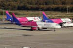 Wizz Air Airbus A321-231 HA-LXL rollt zum Start in Köln 3.11.2024