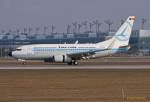 Tarom, YR-BGG  Craiova , B737-78J(W) bei der Landung in MUC aus Bukarest (OTP)  15.03.2013