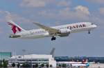 Qatar Airways, A7-BCL, B787-8 in MUC im Steigflug nach Doha (DOH) 01.07.2013