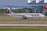 Qatar Airways, A7-BCK, B787-8 wird in MUC zum Terminal 2 geschleppt. 08.07.2013