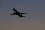 Abflug in der Abenddämmerung einer Boeing 737 von Ryanair nach London am Flughafen Nürnberg, 04.03.2022
