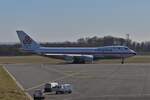 LX-NCL, Cargolux 747-400, (seit 2020 unterwegs im Retro Look zum 50 Jährigem Bestehen der Fluggesellschaft), fährt über die Rollbahn auf dem Flughafen Findel in Luxemburg. 03.03.2025 