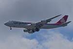 LX-VCH, Boeing 747-8R7F, der Cargolux, über der Stadt Luxemburg auf dem Landeanflug auf den Flughafen Findel.