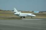 Eine dreistrahlige Dassault Falcon 900DX auf dem Flughafen von Saskatoon. Ist das kleine Ding so übermotorisiert oder ist das nur zum Protzen? :) 18.04.2012