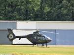 Eurocopter EC-135 -8260- der Bundeswehr auf dem Flugplatz Ober-Mörlen (EDFP/ Sonderlandeplatz) bei Bad Nauheim, aufgenommen von einem Feldweg, 21.Juni 2018.