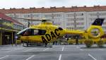 D-HOPI. eurocopter EC 135 P2 der ADAC Flugrettung beim Start in einem Berliner Innenhof. Foto: 06.04.2008