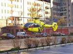 D-HEUR. Gekonnt ist gekonnt... Christopf 31 startet nach einem Rettungseinsatz auf einem Parkplatz in einem Innenhof. (24.11.2006, 09:00 Uhr) Eurocopter EC 135