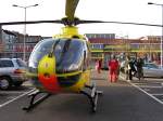 Pilot zu Wachtmeister: Ok, ok, das nchste mal stehe ich nicht in der zweiten Reihe....(weiter Bild #448)
Christopf 31, D-HEUR, Eurocopter EC 135 der ADAC Luftrettung am 27.11.2006 in Berlin-Charlottenburg. 