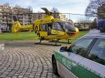 D-HEUR. (EC 135) Christoph 31 der ADAC Luftrettung bei einem Einsatz in Berlin-Charlottenburg. Standort ist der Theodor-Heuss-Platz. Da ich den Hubschrauber schon mehrmals eingestellt habe hier nun mal etwas  Heimatkunde . Der Theodor-Heuss-Platz liegt in einem 17,5 km langen, nahezu geradlinig verlaufenden Straenzug von der Schlobrcke in Mitte ber Unter den Linden, Strae des 17. Juni, Bismarckstr., Kaiserdamm und Heerstr. bis zur westlichen Stadtgrenze. Foto: 8.12.2006   