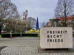 D-HEUR. (EC 135) Christoph 31 bei einem Rettungseinsatz auf dem Theodor-Heuss-Platz in Berlin-Charlottenburg. Blick in westlicher Richtung ber den Platz. Im Vordergrund ein Mahnmal von 1955 mit Ewiger Flamme. Foto: 8.12.2006