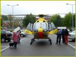 Christoph 31, (D-HDEC), der ADAC-Luftrettung GmbH. Das Luftfahrzeug ist ein Eurocopter EC 135 P2. Christopf 31 bei einem Rettungseinsatz in Berlin-Charlottenburg. Mit hoher Przision landete der Pilot hier zwischen Pkw auf einem Mieterparkplatz. Foto:20.09.2013