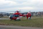 Ein Eurocopter EC 135 (D-HDRC) der DRF auf den Elbwiesen in Dresden. 08.02.2014