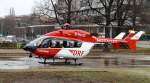 D-HDSC. Rettungshubschrauber der DRF Luftrettung (Deutsche Rettungsflugwacht e. V.). Der Hubschrauber vom Typ EC 145 (Airbus Helicopters) steht hier während eines Rettungseinsatzes auf dem Ernst-Reuter-Platz in Berlin-Charlottenburg. Foto: 16.12.2014