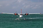 Trans Maldivian Airways, 8Q-TMH, De Havilland Canada DHC-6-300 Twin Otter, msn: 668, 19.Dezember 2024, Medhufushi, Maldives.