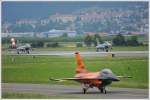 F-16 AM  FIGHTING FALCON  der Niederlande bei der Airpower13 in Zeltweg/sterreich. Im Hintergrund warten zwei Eurofighter des BH auf den Start.

