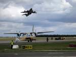 Airbus A400M startet gerade zur Vorführung und überfliegt dabei die wartenden Flugzeuge Alenia C-27J Spartan im Hintergrund und Carbon Cub SS im Vordergrund.
Berlin, ILA, 15.09.2012