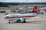 Meridiana, eine seit 1983 bestehende italienische Charterfluggesellschaft mit Airbus A319-112 EI-DFA auf dem Weg zum Gate auf dem Flughafen Brlin-Tegel, 22.06.08.