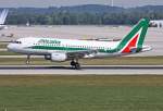 Alitalia, EI-IMR  Italo Calvino , Airbus A 319-111 bei der Landung in MUC aus Rom-Fiumicino (FCO) 28.08.2012