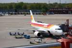 Ein Iberia Airbus A 319-111 EC-KFT am Gate auf dem Flughafen Berlin Tegel, 25.04.09.