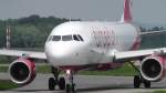 Ein Airbus A320 der Air Berlin rollt zur Startbahn 06, um sich auf den Weg nach Palma de Mallorca zu machen.