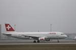 Airbus A320 von Swiss beim Start vom Mnchner Airport am 20.November 2011.