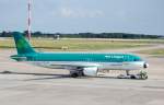 Die irische Traditionsfluggesellschaft Aer Lingus mit Airbus A320-214 EI-DEJ bei den Startvorberietungen am Flughafen Berlin-Schnefeld, 19.07.08.